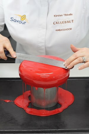 Glaze the entremets, whipping off the excess with a palette knife.